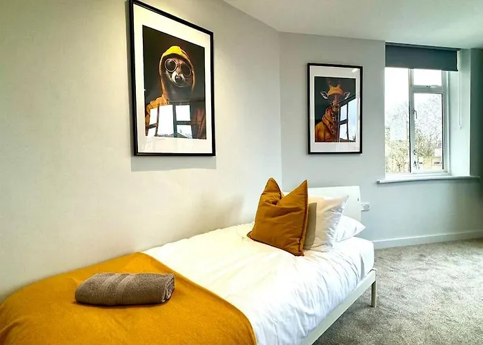Bournemouth Getaway: 3Br Apartment Near Beach