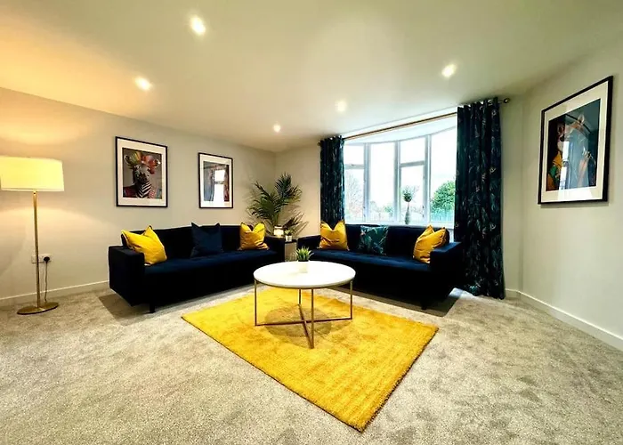Bournemouth Getaway: 3Br Apartment Near Beach